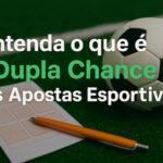 Apostador preenchendo bilhete ao lado de bola de futebol em campo com texto sobre dupla chance